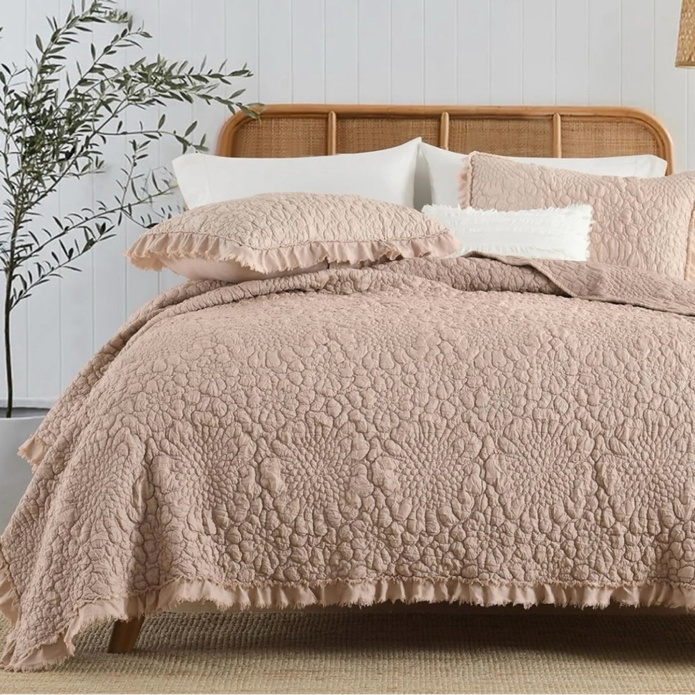 NEW Anthro Dusty Pink Ruffle Boho Crinkle Queen / King Bedding Quilt & Sham Case